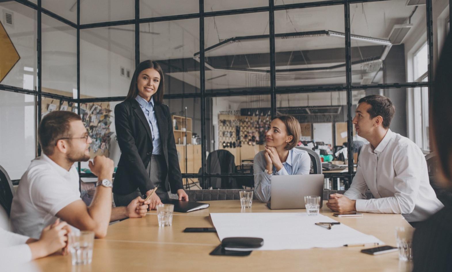 Arbeitsplatz mit Finanzanalyse-Tools und Dokumenten